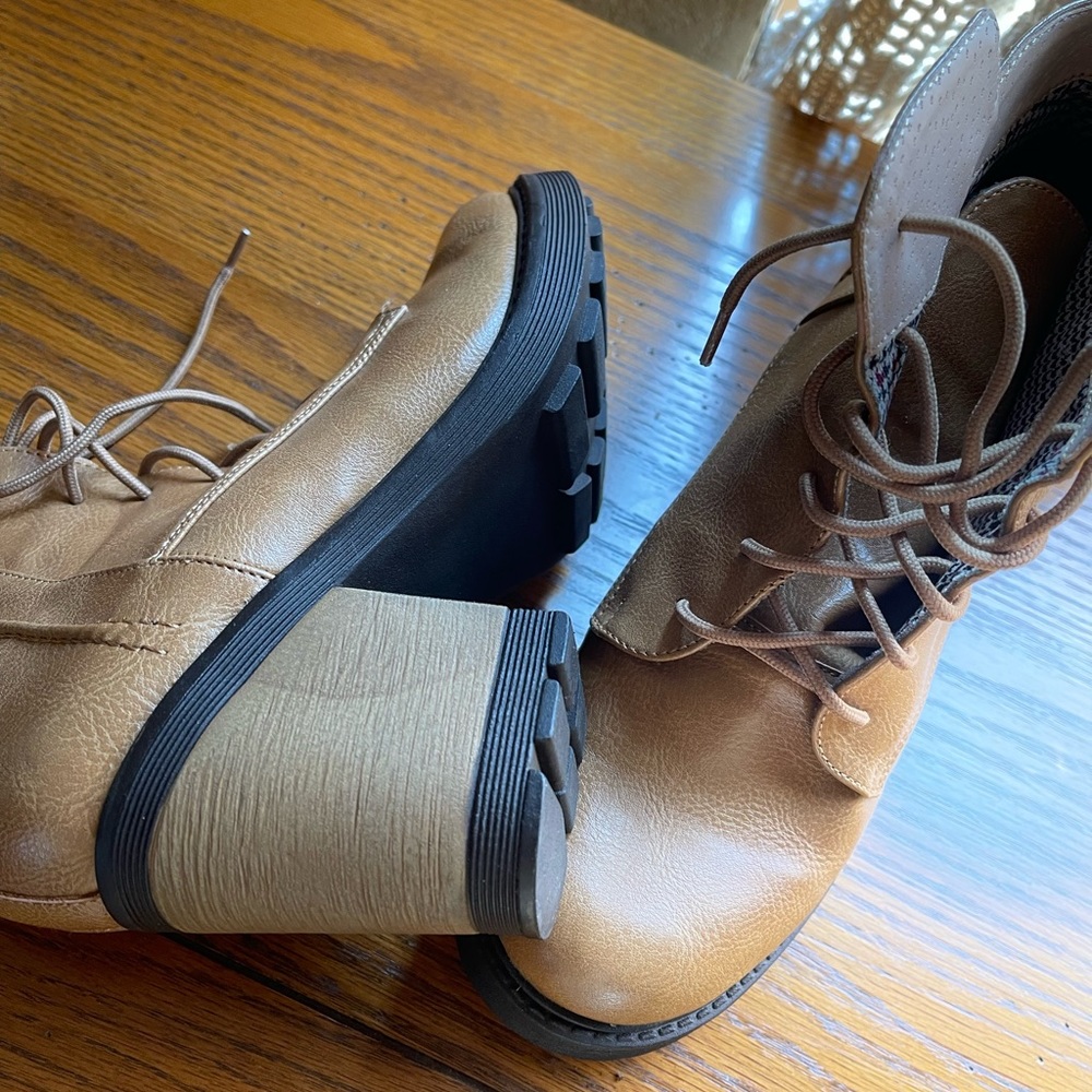 Beautiful boots used but still like news, size 7